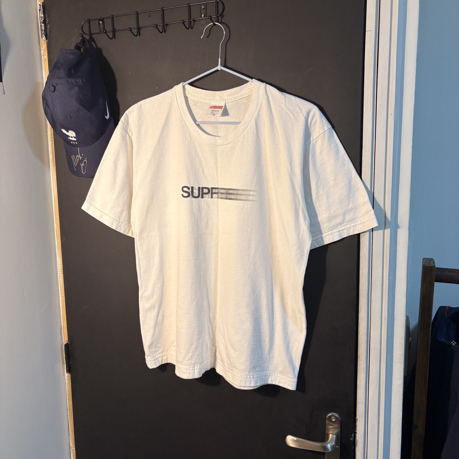 Polera Supreme Motion Logo