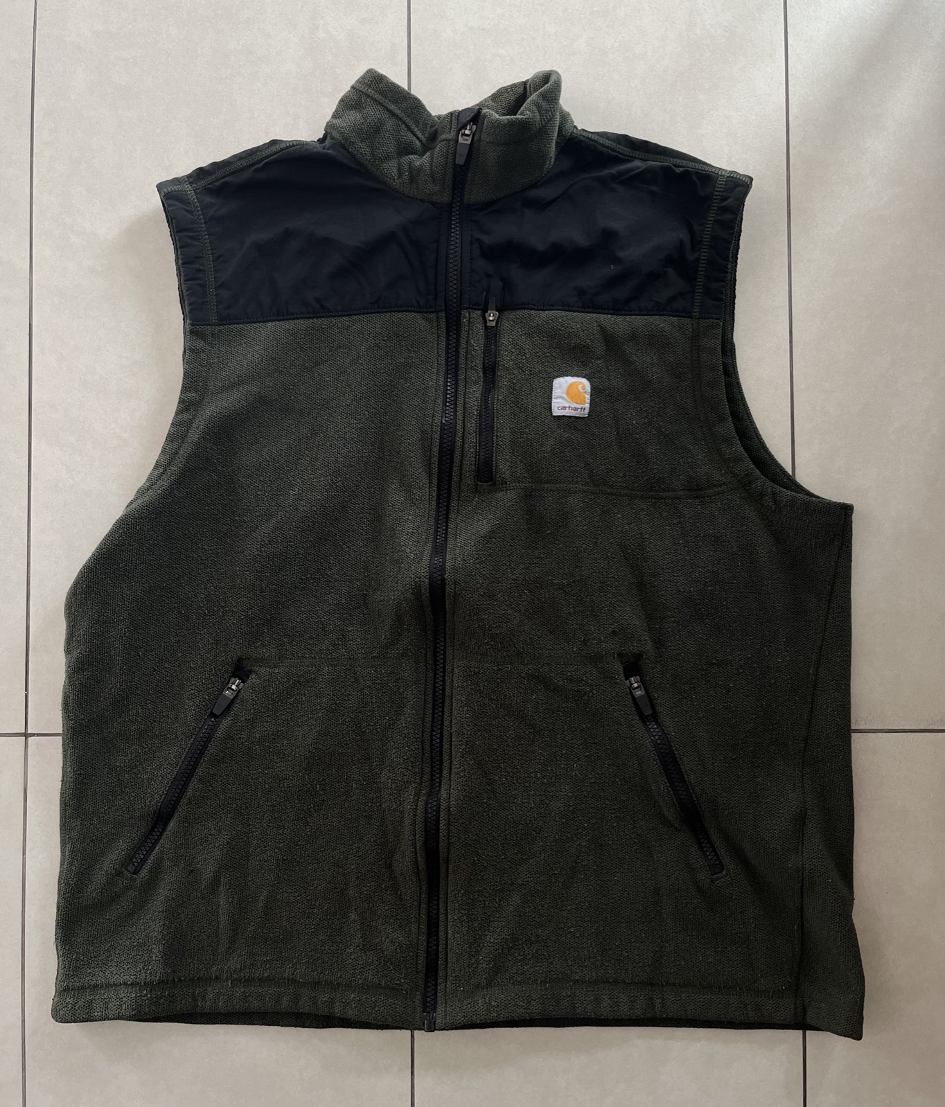 Chaleco De Forro Polar Carhartt Fallon Vest (Modelo 103302) – Verde Oliva/Negro