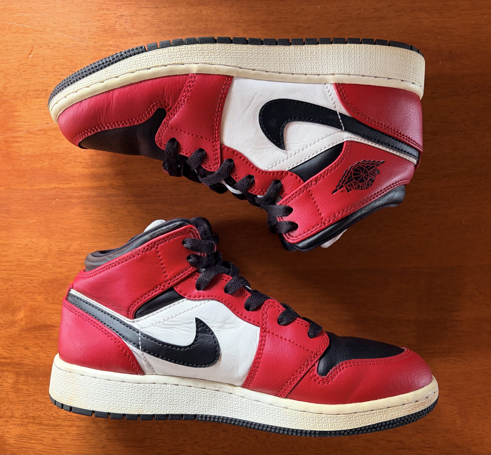 Jordan 1 Mid Chicago