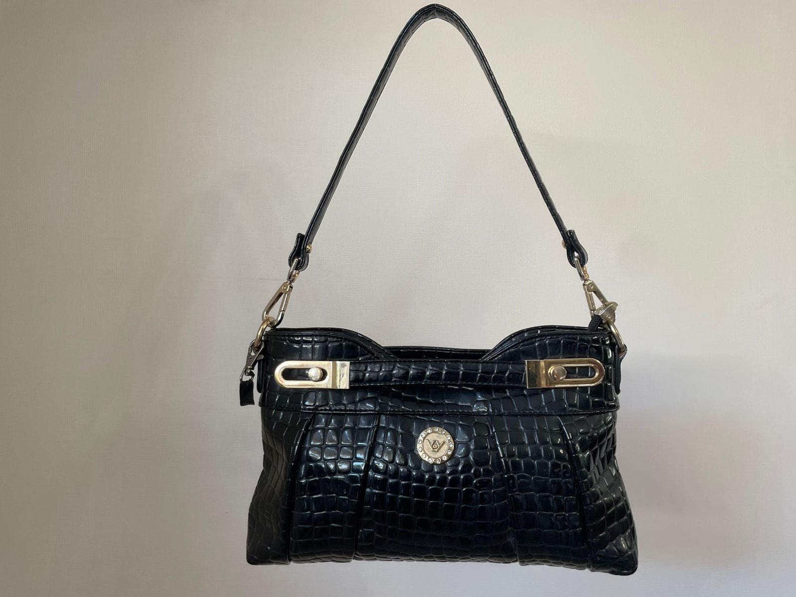 Cartera Negra Detalles Dorados